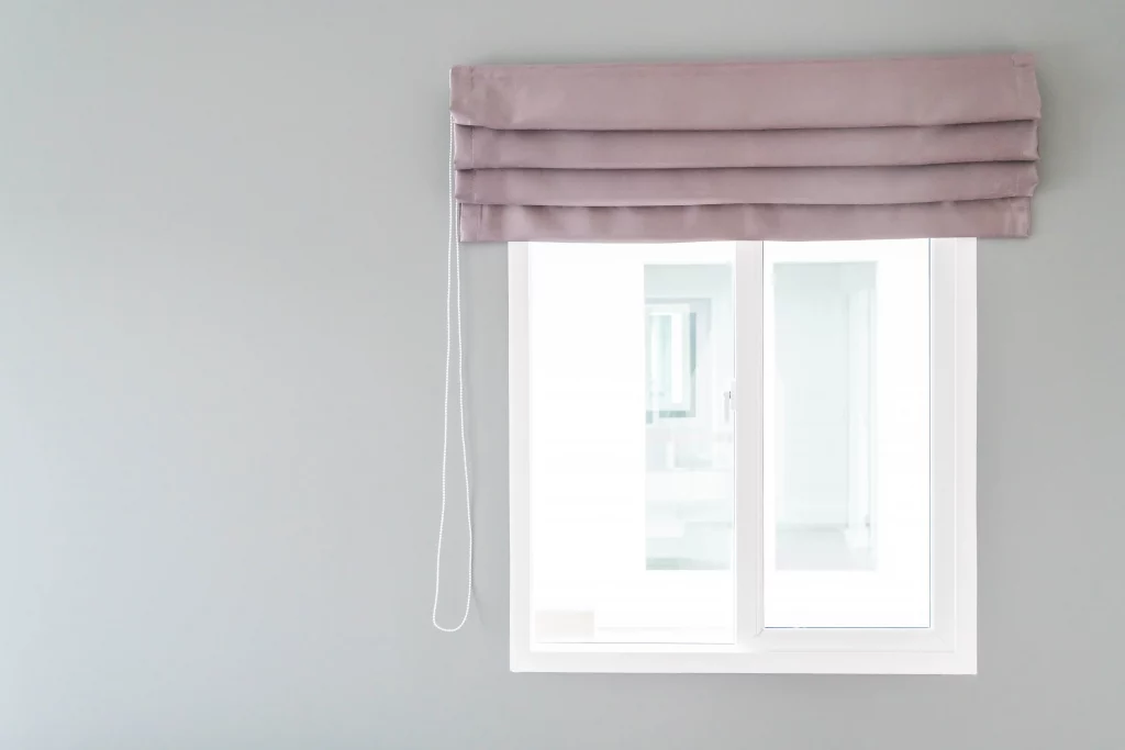 8 Trucos sobre cómo colocar cortinas en el salón 7 Estores y trucos para colocar cortinas en el salón