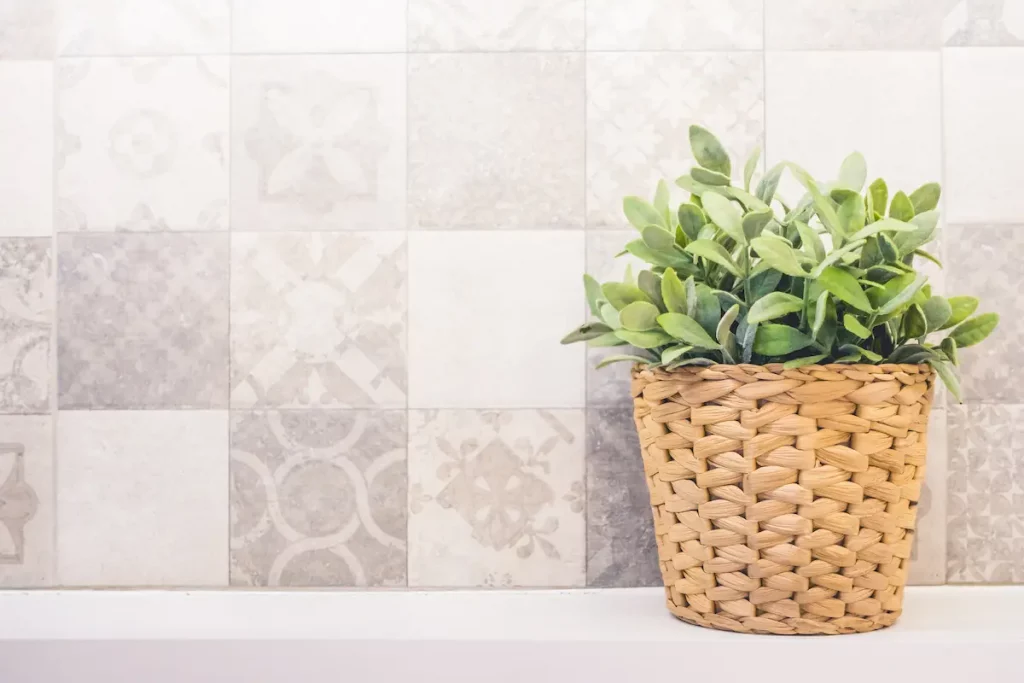 decorar el baño con planta artificial en maceta