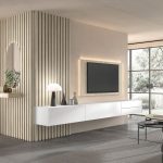 2. Mueble de salón con paneles lisos y alistonados mezclados para amueblar de manera distinta, con personalidad. Disfruta de su sistema integrado perimetral de luz cálida con mando a distancia. Acabado en colores Roble claro y Blanco seda. mueble tv suspendido