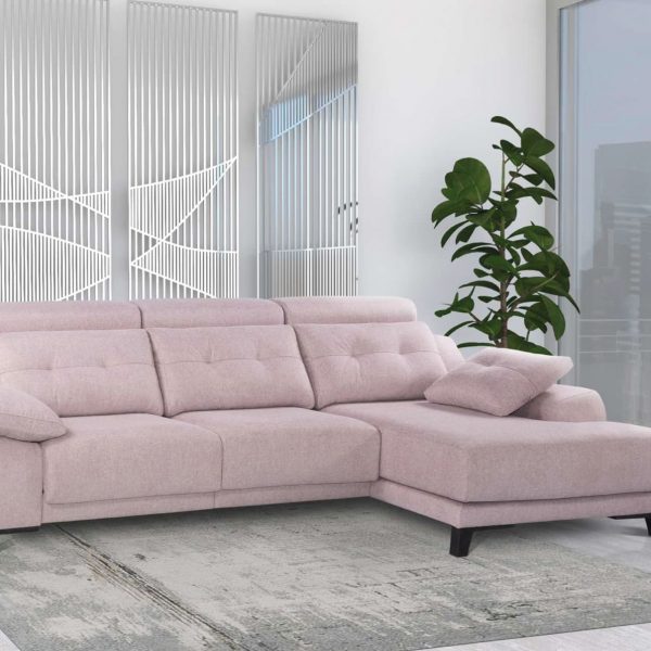 2. Sofá con chaiselongue de gran presencia, equipado con asientos extraíbles con apoyo frontal, cabezales reclinables y un práctico arcón para aprovechar al máximo el espacio. sofás en Alcañiz