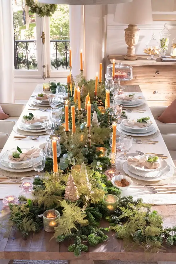 decoración navideña natural con piñas y velas