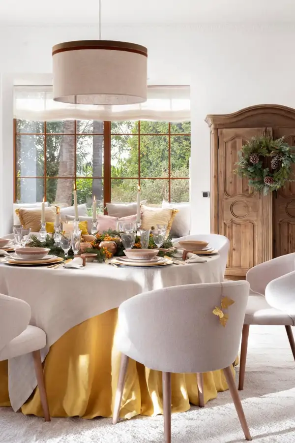 Decoración de navidad en tu mesa con manteles de lino y centros de mesa decorados