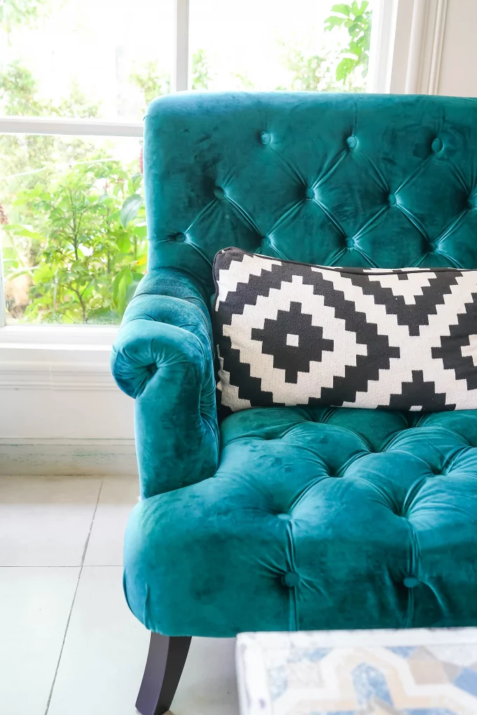 casa decor y tendencias en decoración con azul mineral en tapicería